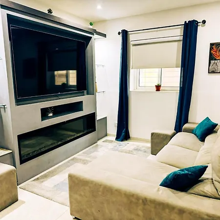 Private Pool Ultra Modern 4 Bedroom Playstation Play & Garage Villa
