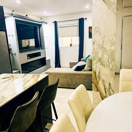 Private Pool Ultra Modern 4 Bedroom Playstation Play & Garage Villa