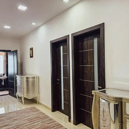 Private Pool Ultra Modern 4 Bedroom Playstation Play & Garage Villa