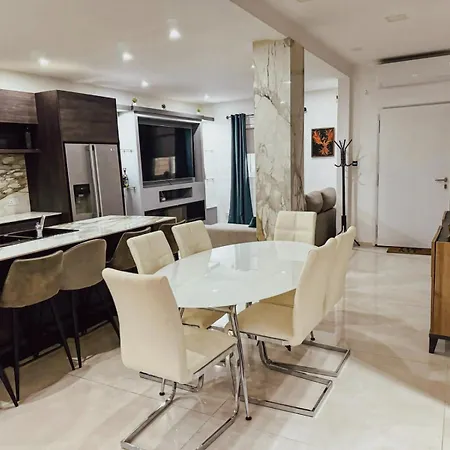 Private Pool Ultra Modern 4 Bedroom Playstation Play & Garage