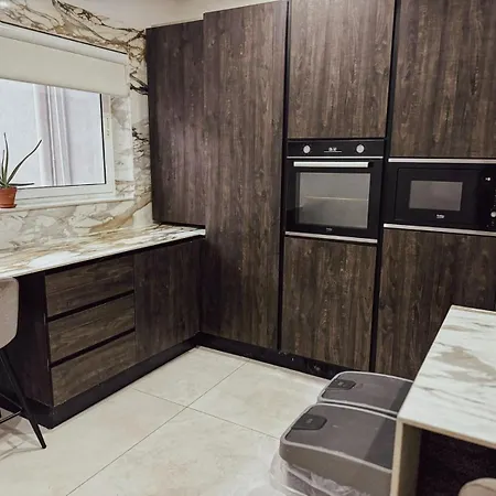 Private Pool Ultra Modern 4 Bedroom Playstation Play & Garage Villa