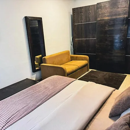 Private Pool Ultra Modern 4 Bedroom Playstation Play & Garage *